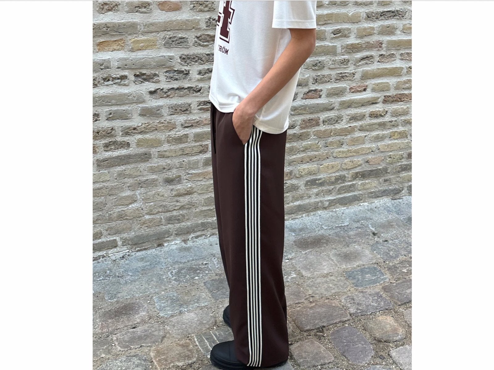 NIEUWE BRUINE BROEK MET ECRU BIES ZIJKANT  MODSTROM MAAT 44, Kleding | Dames, Bruin, Maat 42/44 (L), Nieuw, Ophalen of Verzenden