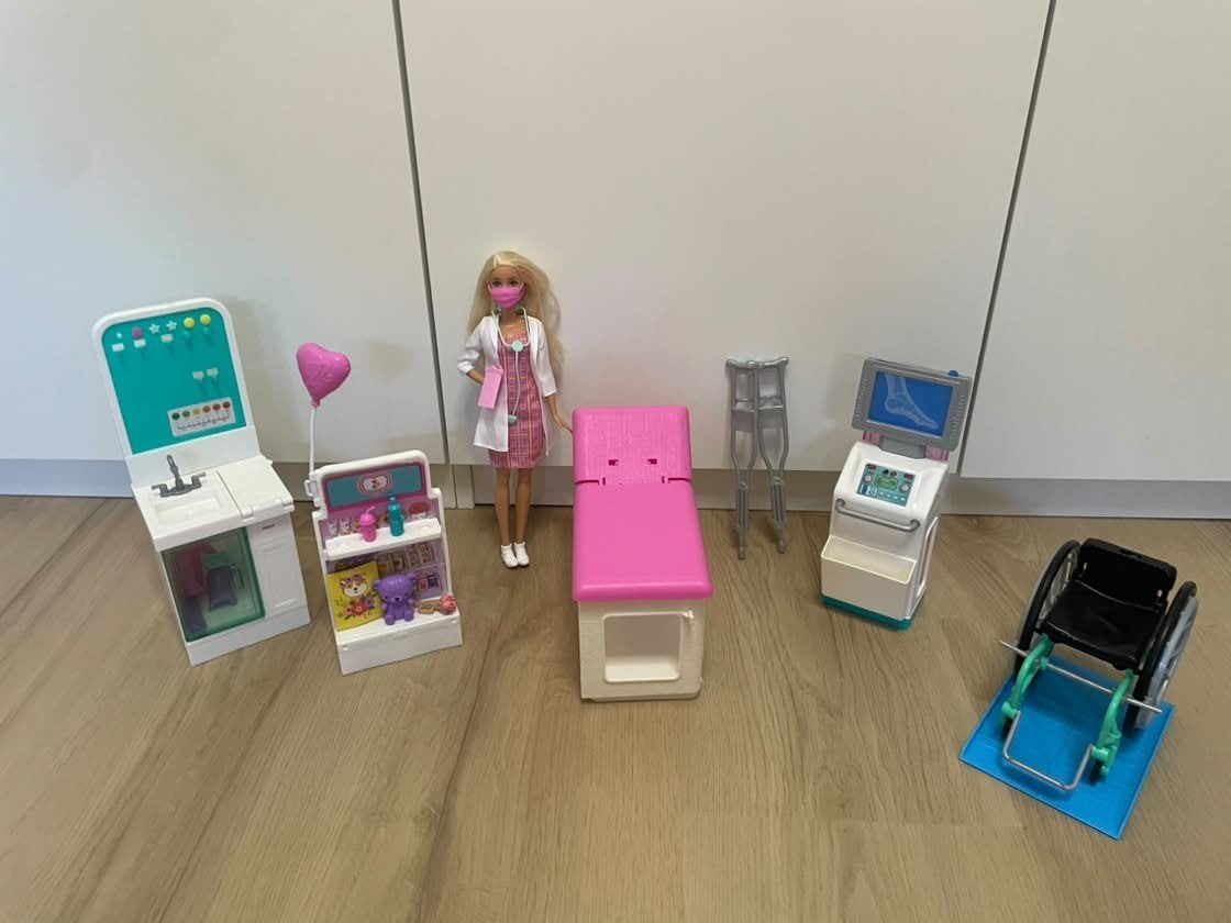 Barbie Ziekenhuis & Gift Shop Set met Dokterspop en Rolstoel, Ophalen, Zo goed als nieuw, Barbie