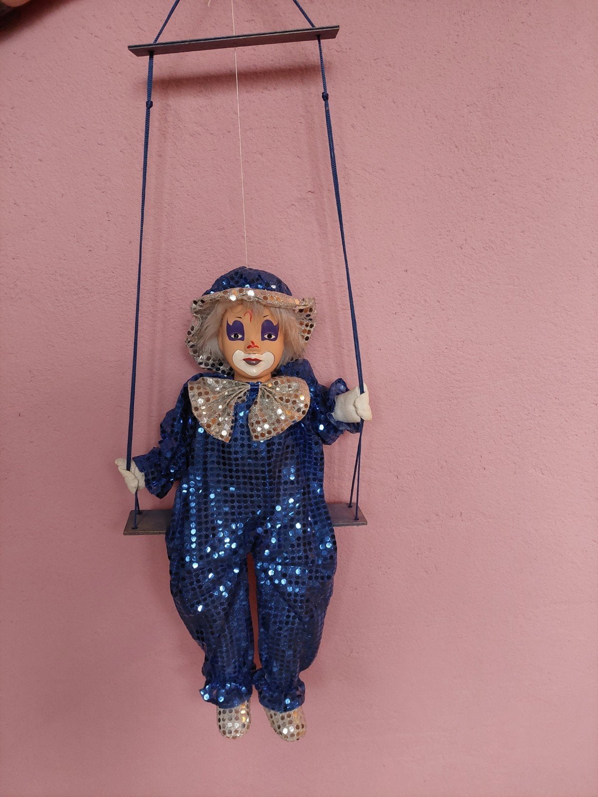 Vintage clownspop met porseleinen hoofd op schommel, blauw, Verzamelen, Ophalen, Zo goed als nieuw, Pop