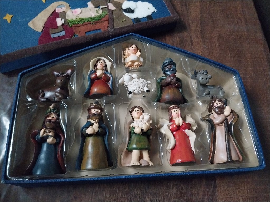 kerstgroep van klei gemaakt in originele doos, Diversen, Kerst, Ophalen, Zo goed als nieuw
