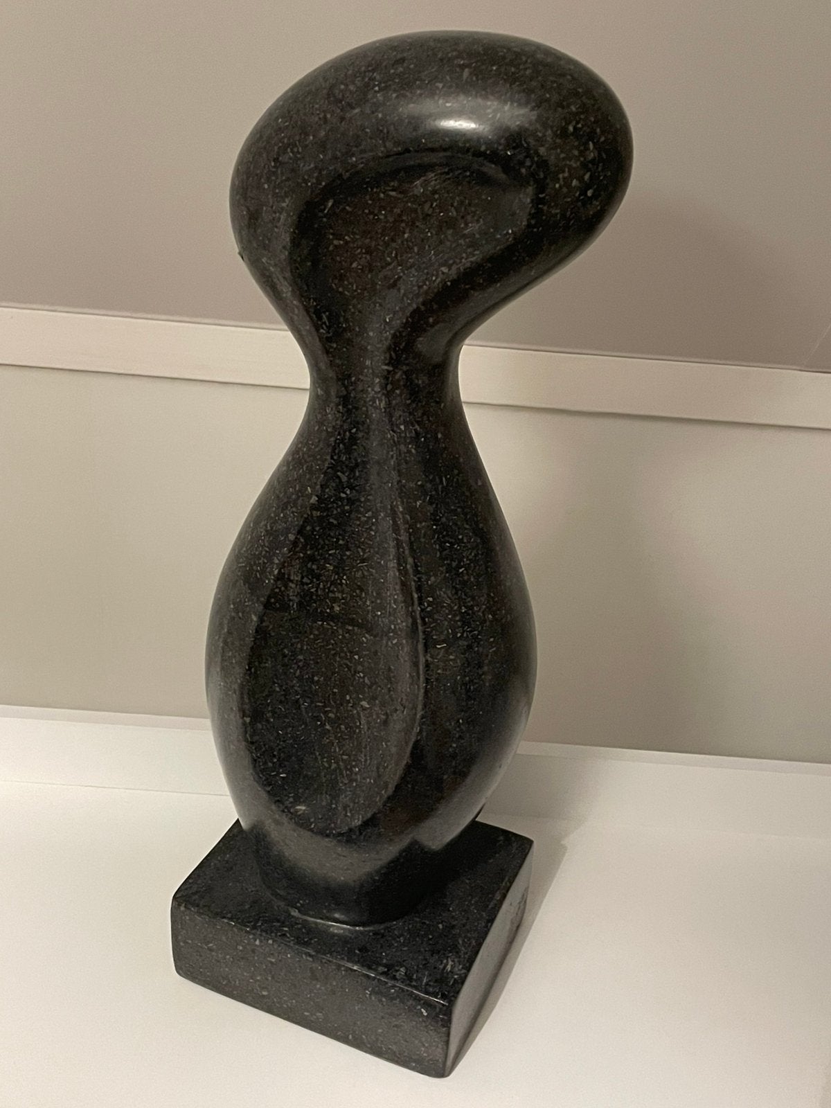Abstract serpentijnen sculptuur op sokkel (H60 cm - 12 kg), Ophalen, Natuurlijk materiaal, 50 - 100 cm, Handgemaakt