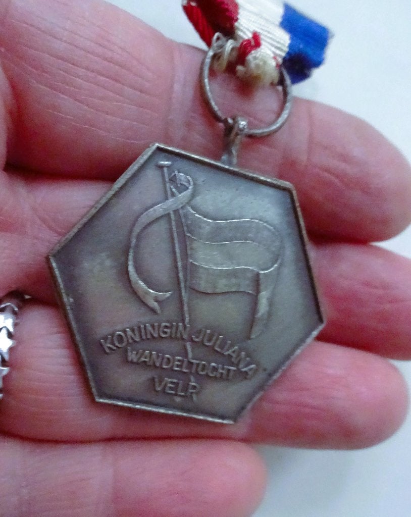 Medaille Koningin Juliana wandeltocht Velp, Verzenden, Overige materialen, Nederland