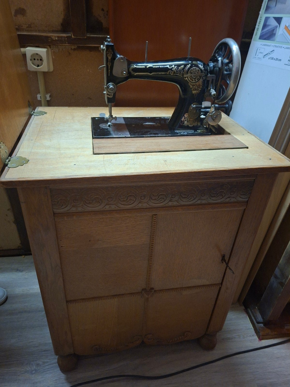 Antieke Naaimachine in Houten Kast, Ophalen