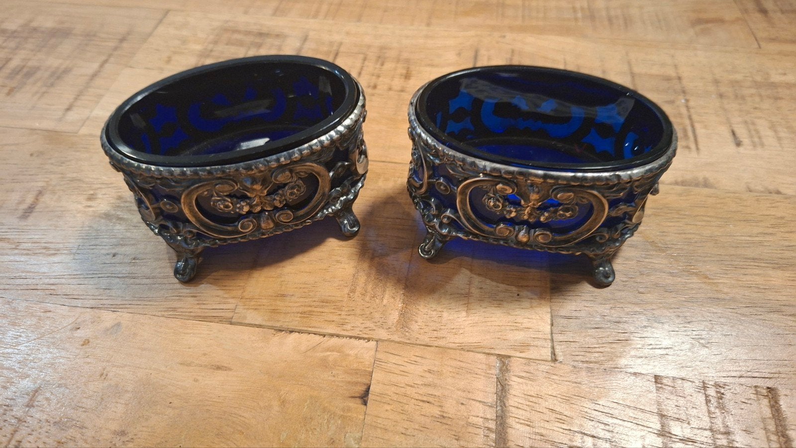 Antieke zoutvaatjes met kobaltblauw glas, zilveren montuur, Ophalen of Verzenden