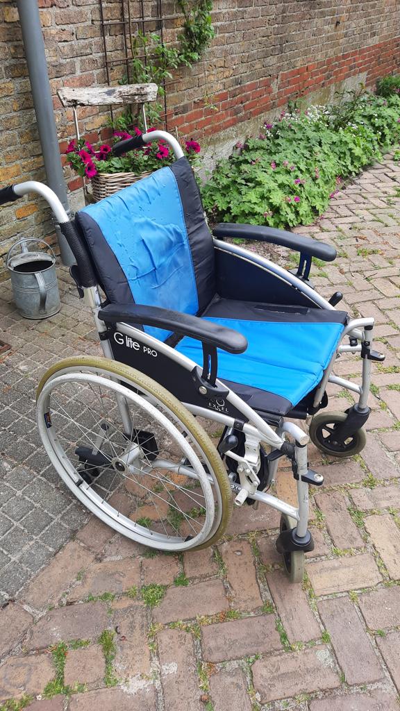 Rolstoel lichtgewicht met voetensteunen en extra zitkussen., Diversen, Ophalen, Inklapbaar, Gebruikt, Duwrolstoel