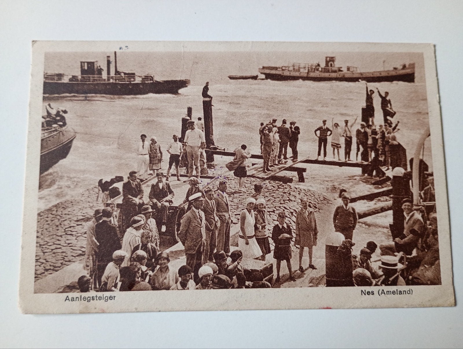 Ameland Nes Aanlegsteiger met Scheepvaart 1929, Ophalen of Verzenden, 1920 tot 1940, Gelopen, Waddeneilanden