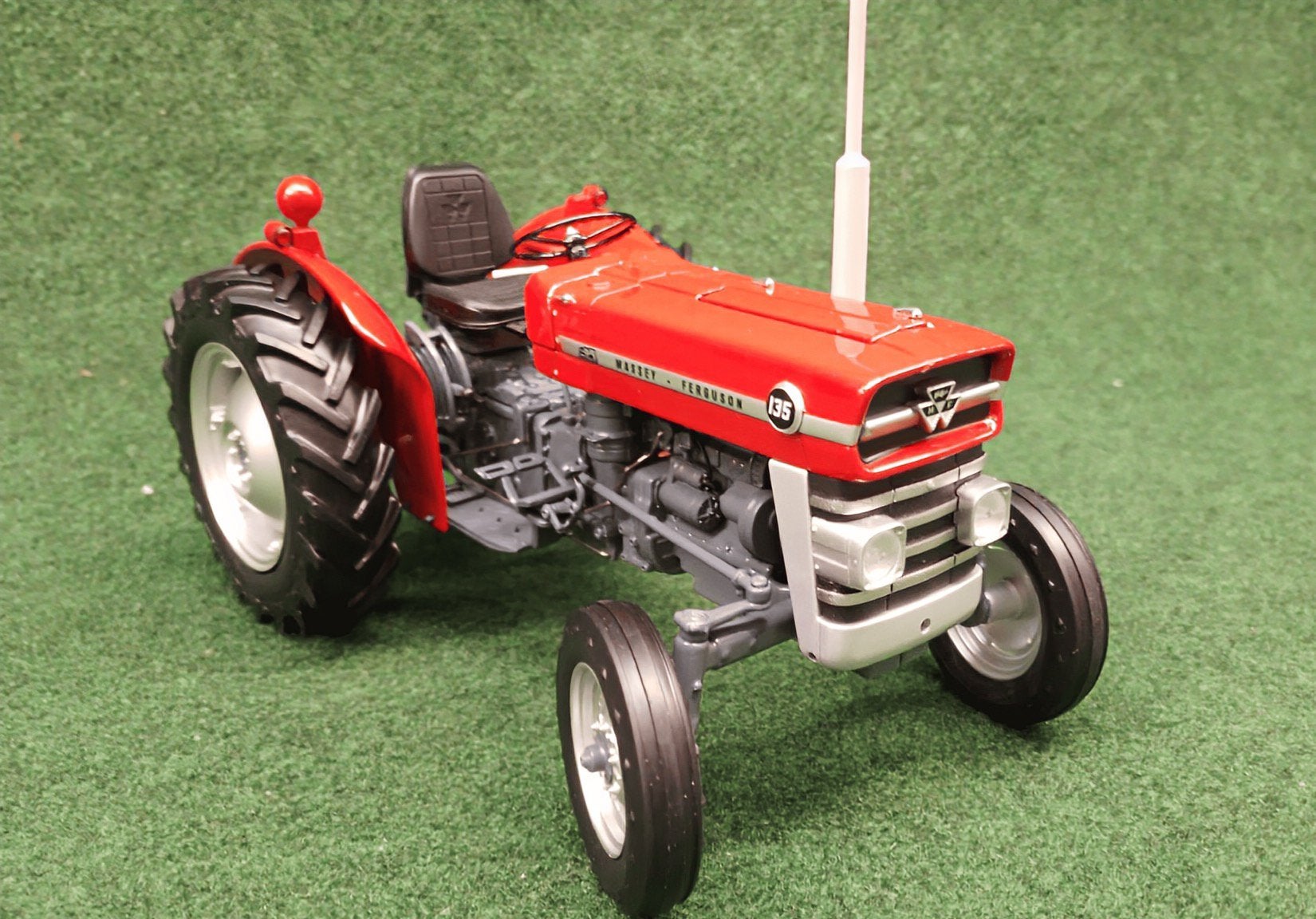 Massey Ferguson 135 Oldtimer Tractor - Model 1:16, Ophalen of Verzenden, Zo goed als nieuw, Tractor of Landbouw