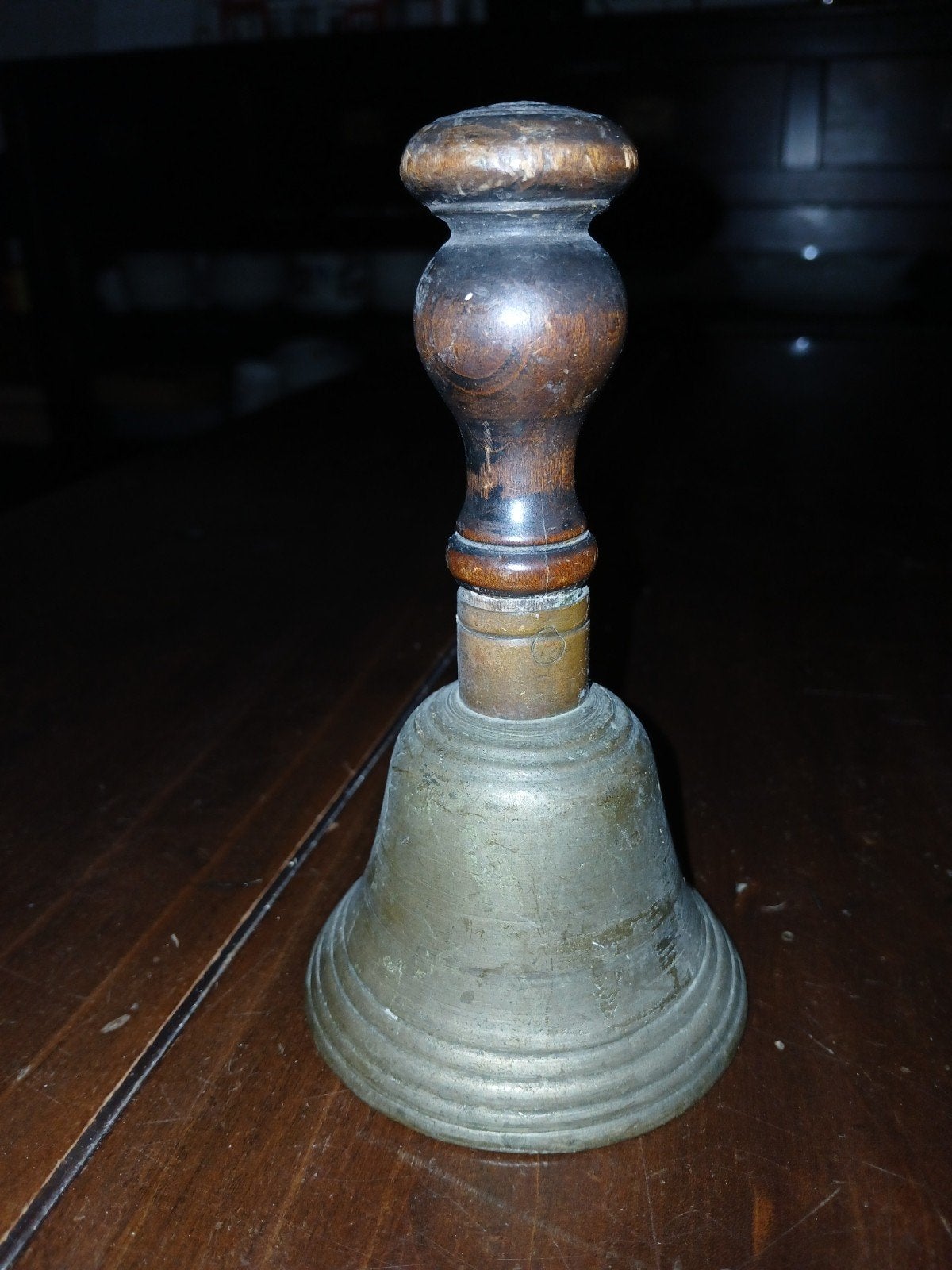 Antieke bronzen handbel met houten handvat, Ophalen of Verzenden
