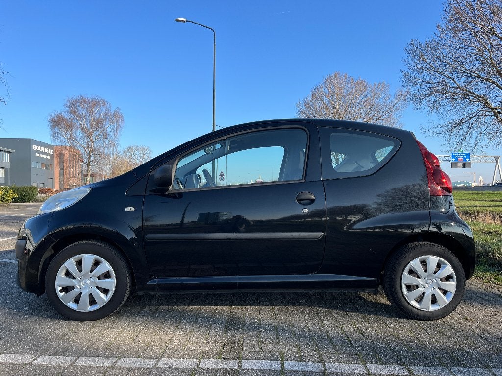 Peugeot 107 1.0 | Zwart | 2012 | Airco | APK 05-2027, Voorwielaandrijving, Euro 5, Stof, 4 stoelen