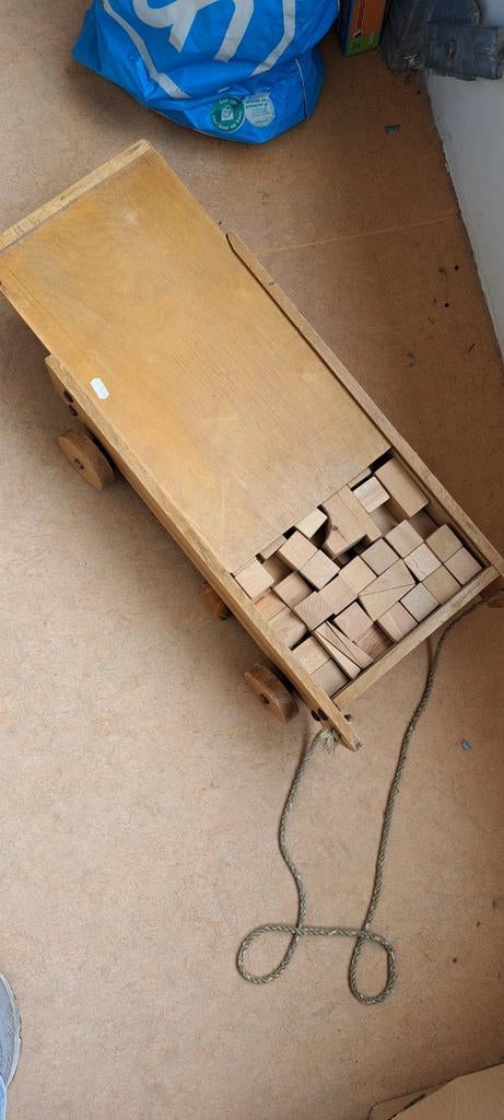 Houten bak met houten blokken - trekkar, Kinderen en Baby's, Speelgoed | Bouwstenen, Ophalen, Gebruikt