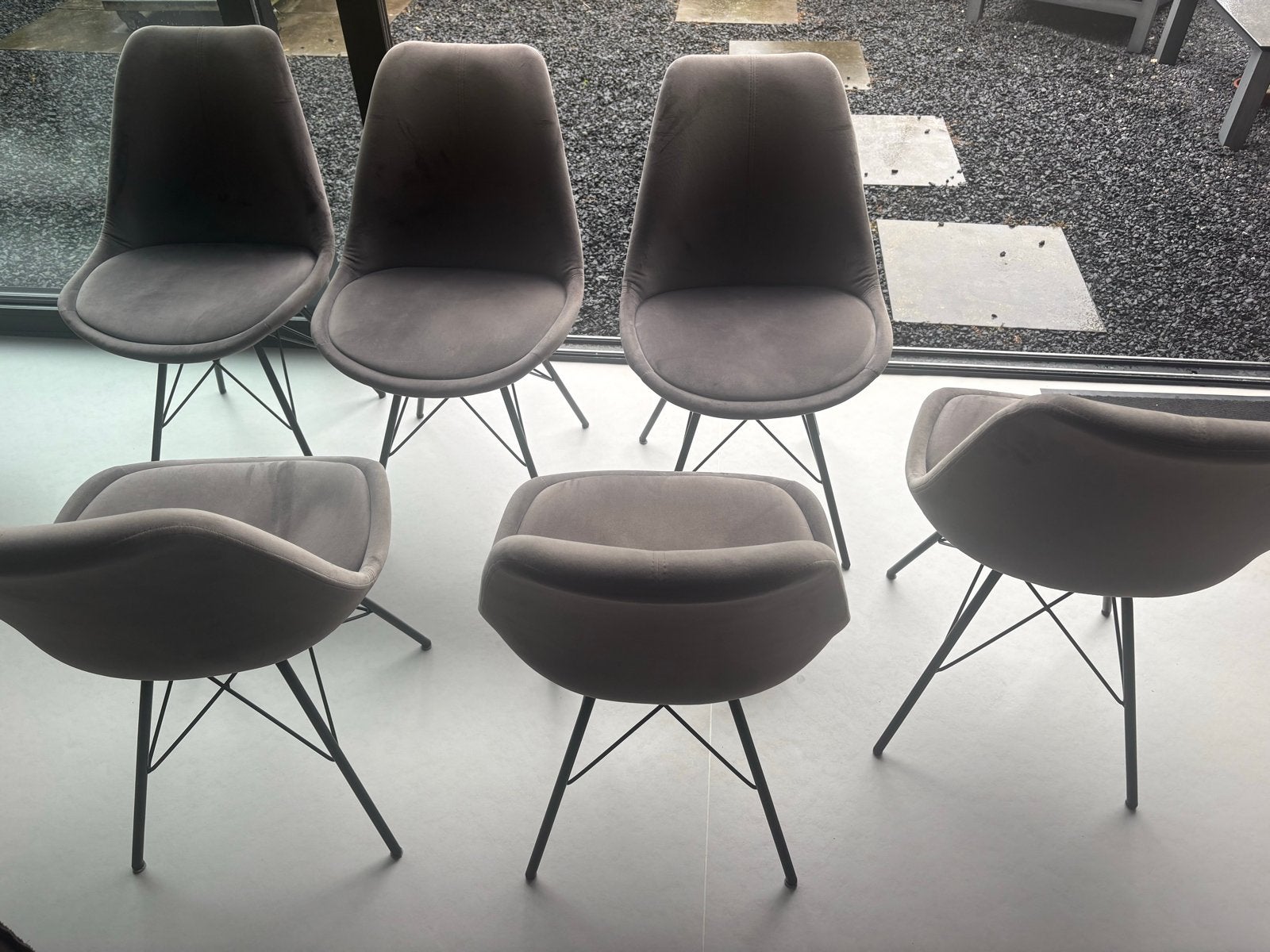 Foto 6 van 6 Grijze velvet eetkamerstoelen