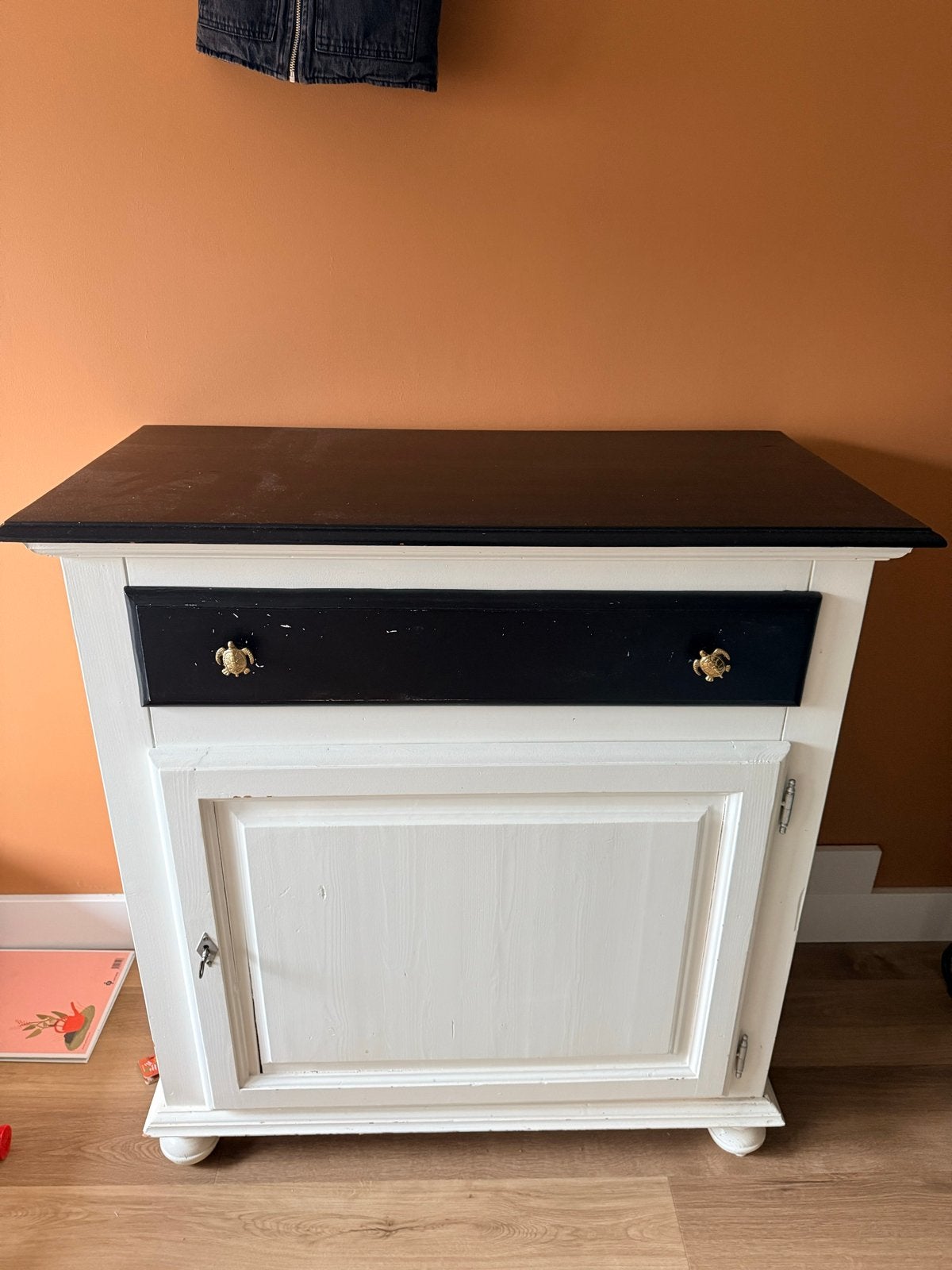 Wit dressoir commode met lade en kastje, zwart blad kast, Ophalen, Gebruikt, Met lade(s), 50 tot 100 cm