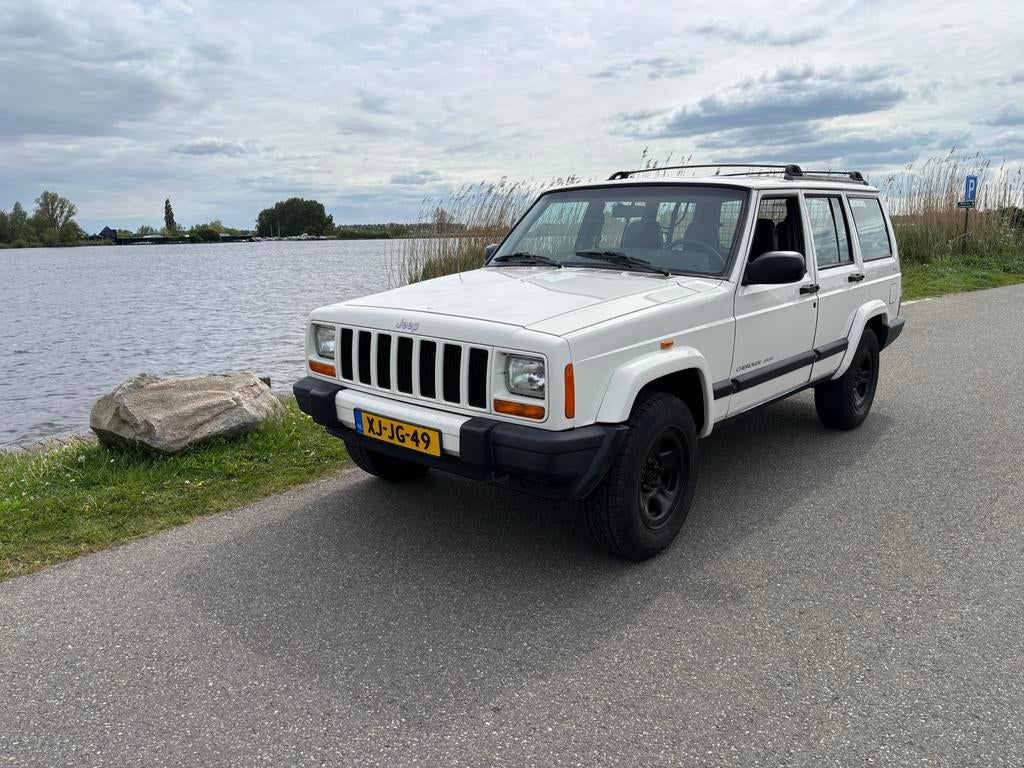 Jeep Cherokee 2.5 I 1998 Wit youngtimer, Auto's, 4 cilinders, Wit, Origineel Nederlands, 75 €/maand