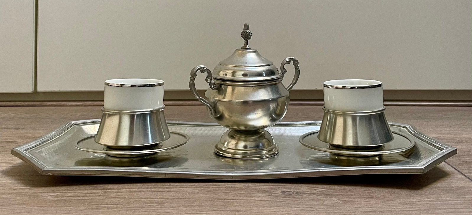 Tinnen expresso setje handgemaakt met keramische mokjes, Antiek en Kunst, Antiek | Tin, Ophalen