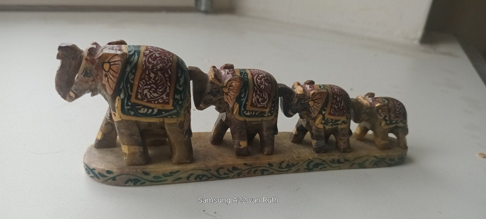 Handbeschilderde olifantjes op rij. Geluk en voorspoed, Minder dan 20 cm, Ophalen of Verzenden, Scène, Beeld