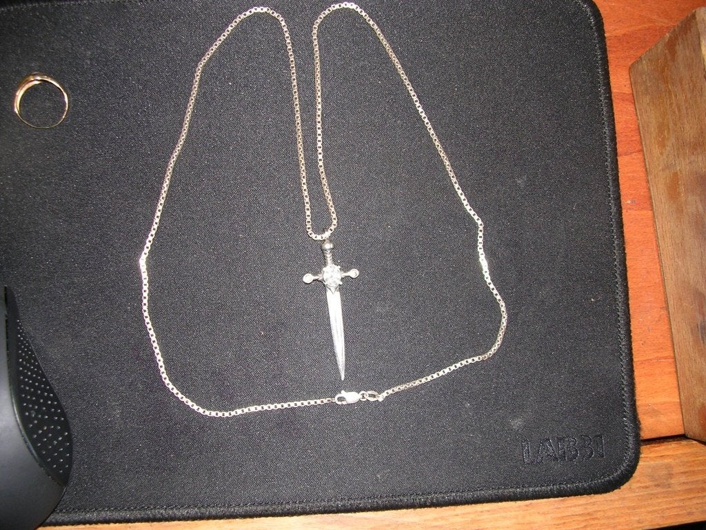 Een lange zilveren ketting met een zwaard als hanger., Met hanger, Nieuw, Ophalen of Verzenden, Zilver
