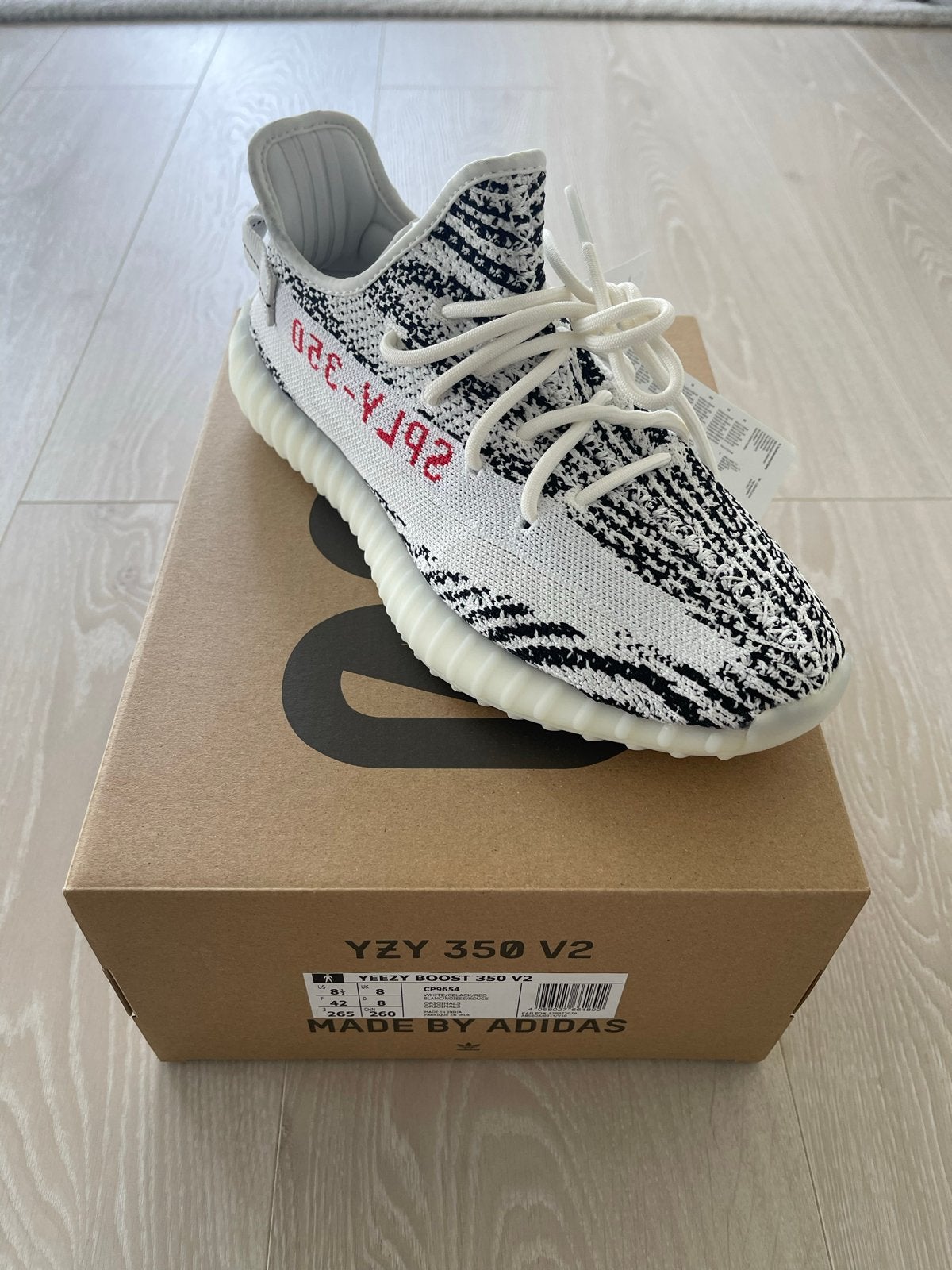 Yeezy Boost 350 V2 "Zebra" - nieuw en origineel - maat 42, Kleding | Heren, Schoenen, Ophalen of Verzenden, Nieuw, Wit, Sneakers of Gympen