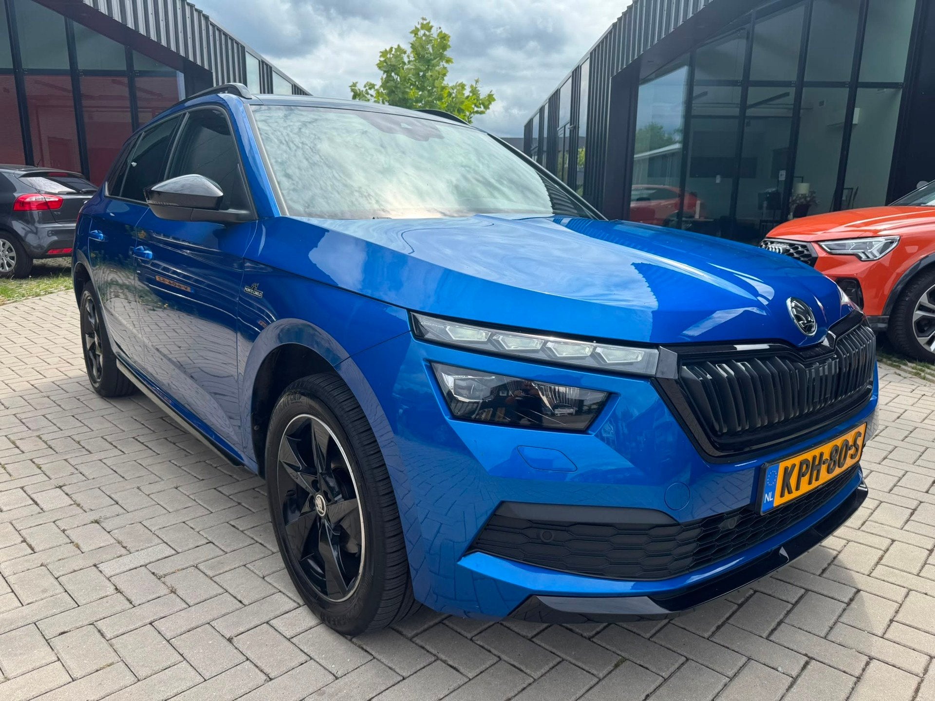 Skoda KAMIQ 1.0 TSI Monte Carlo DSG Pano Clima Navi, Auto's, Stof, Gebruikt, Blauw, 620 kg