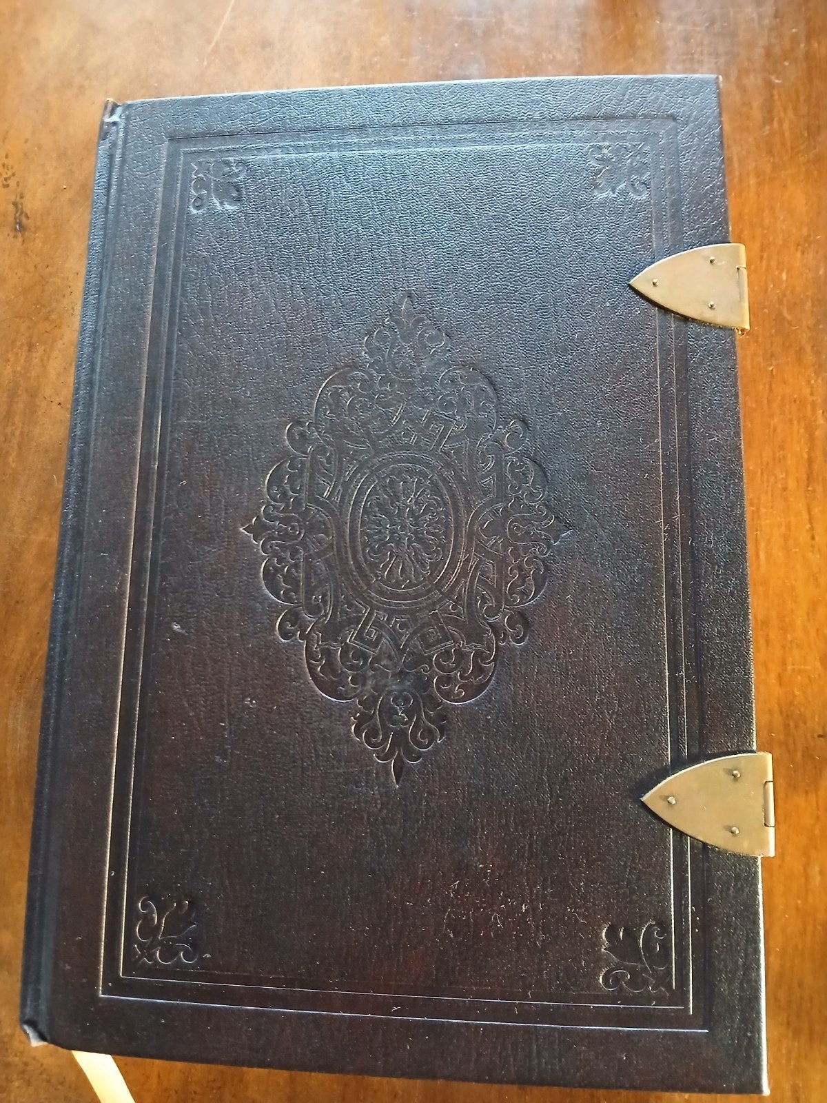 WD015 Bijbel met kanttekeningen en koperen sloten.bruin, Antiek en Kunst, Antiek | Boeken en Bijbels, Ophalen of Verzenden