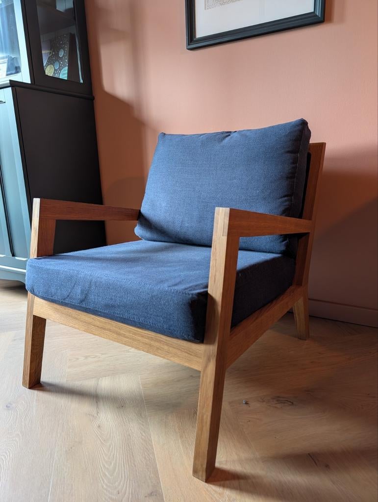 Comfortabele fauteuil, massief hout en donkerblauwe kussens, Huis en Inrichting, Ophalen, Modern, Scandinavisch, 75 tot 100 cm