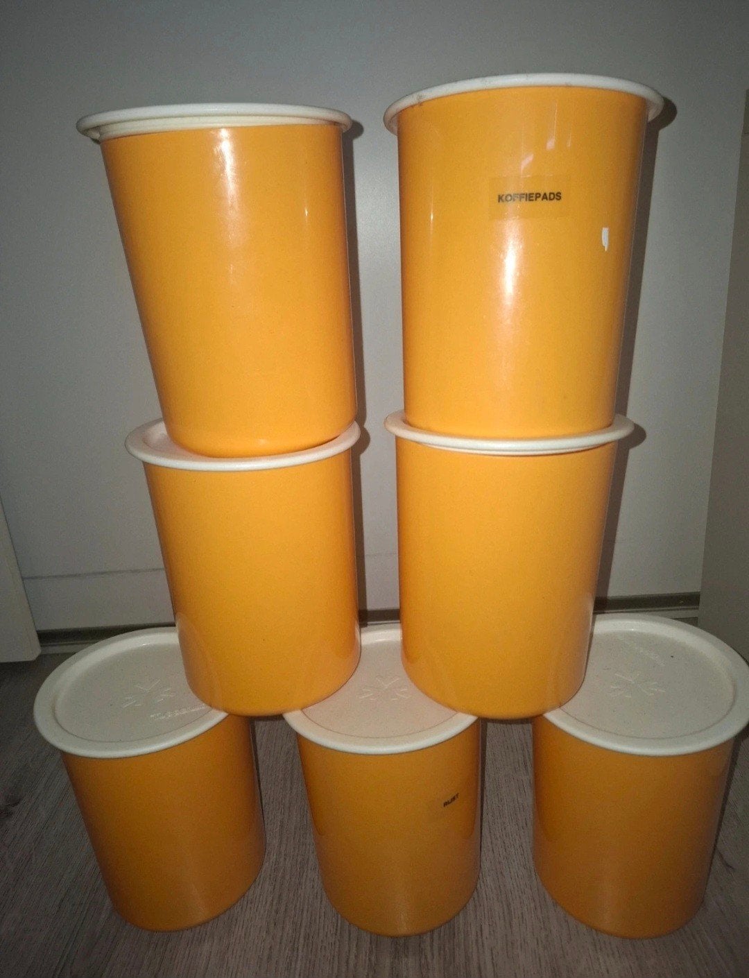 Tupperware bewaardozen - 7 stuks - 15 cm hoog, 12 cm Ø, Bewaardoos, Met deksel, Oranje, Ophalen of Verzenden