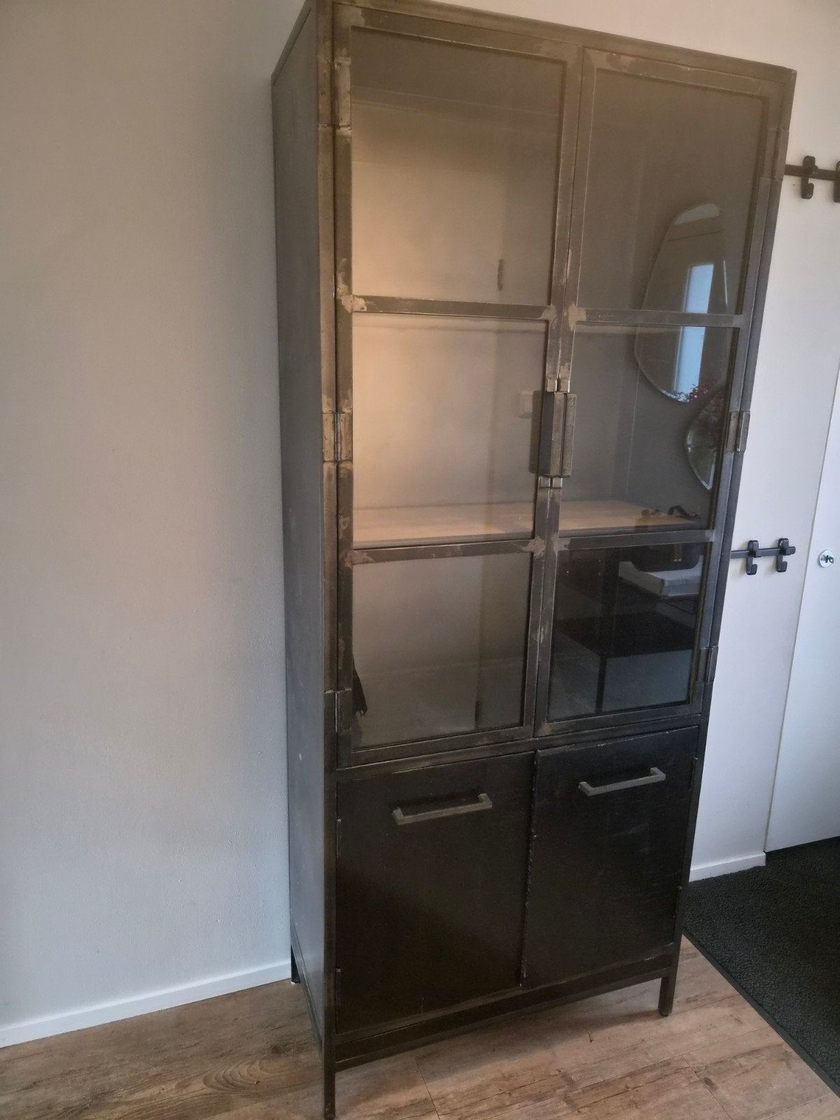 Foto 2 van Zwart metalen vitrinekast met  hout