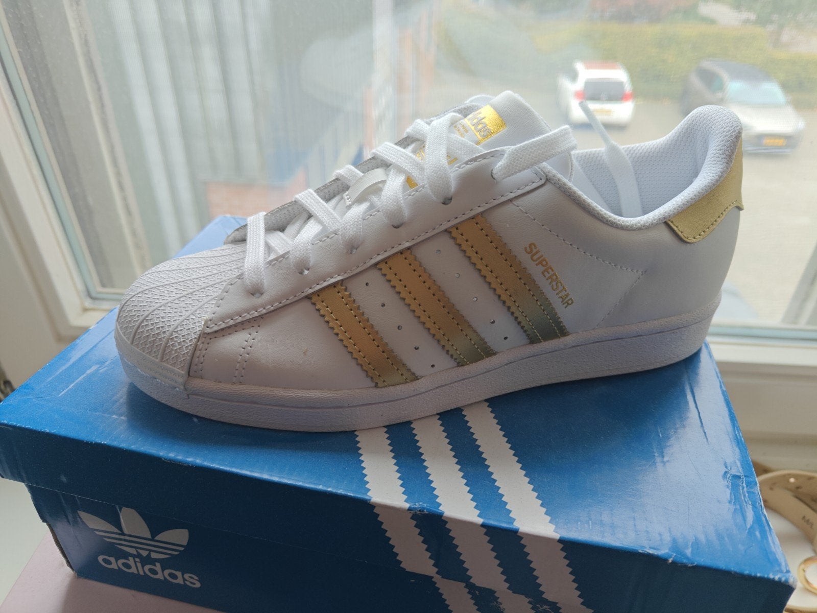 Adidas Superstar sneakers wit/goud - Nieuw in doos, Adidas, Wit, Nieuw, Ophalen of Verzenden