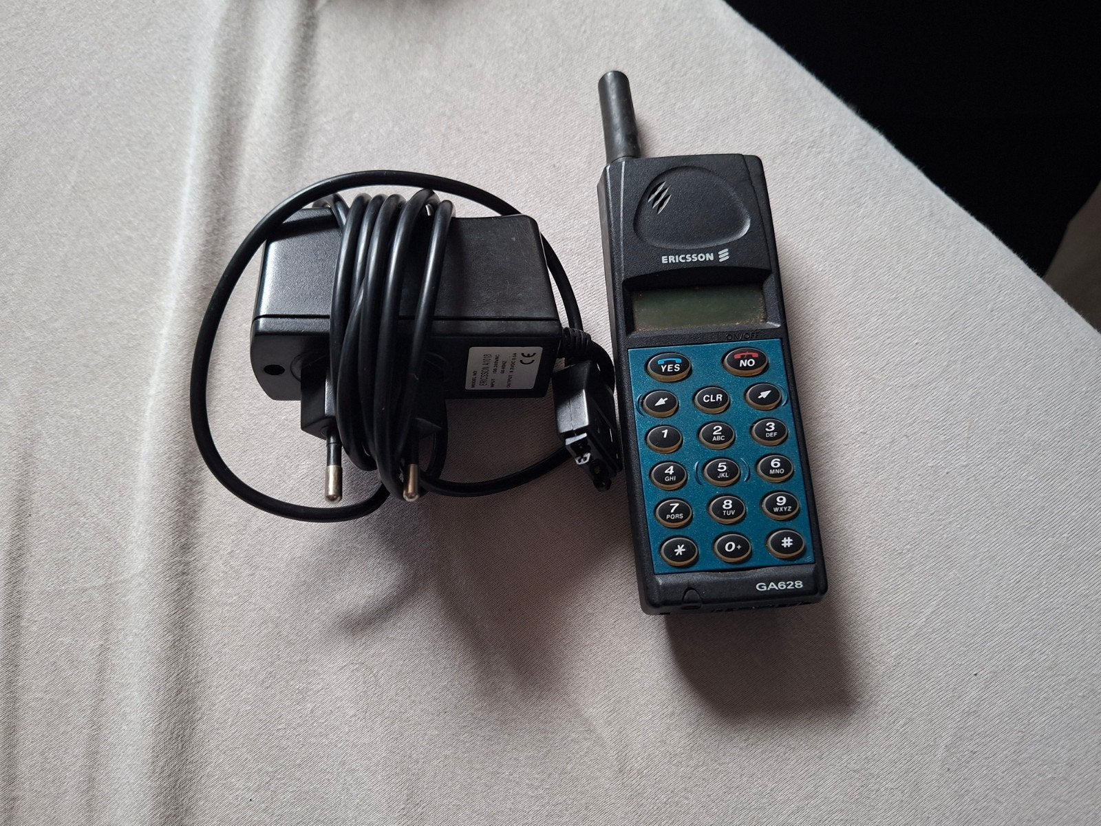 Vintage Ericsson GA628 Mobiele Telefoon met Oplader, Gebruikt, Geen camera, Ophalen of Verzenden, Klassiek of Candybar