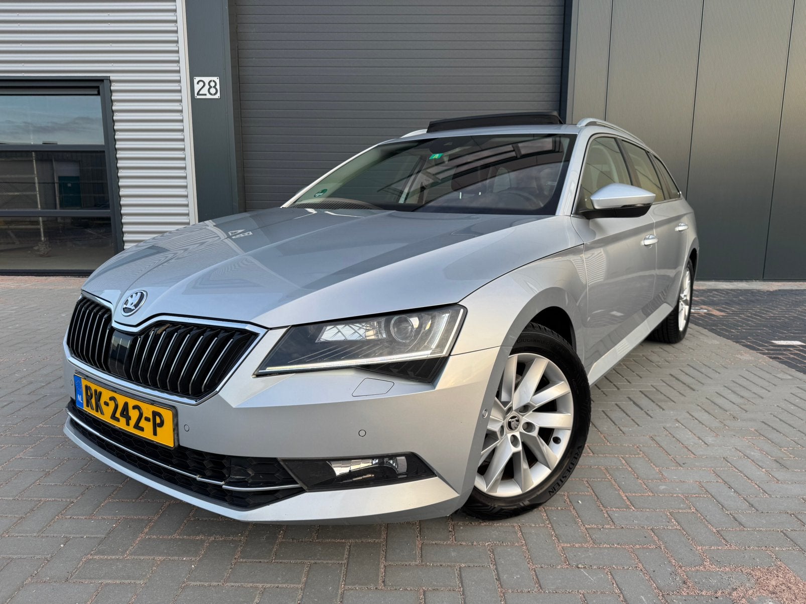 Skoda Superb Combi 1.6 TDI Style Business | Automaat DSG7 |, Zwart, 4 cilinders, Metallic lak, 1435 kg