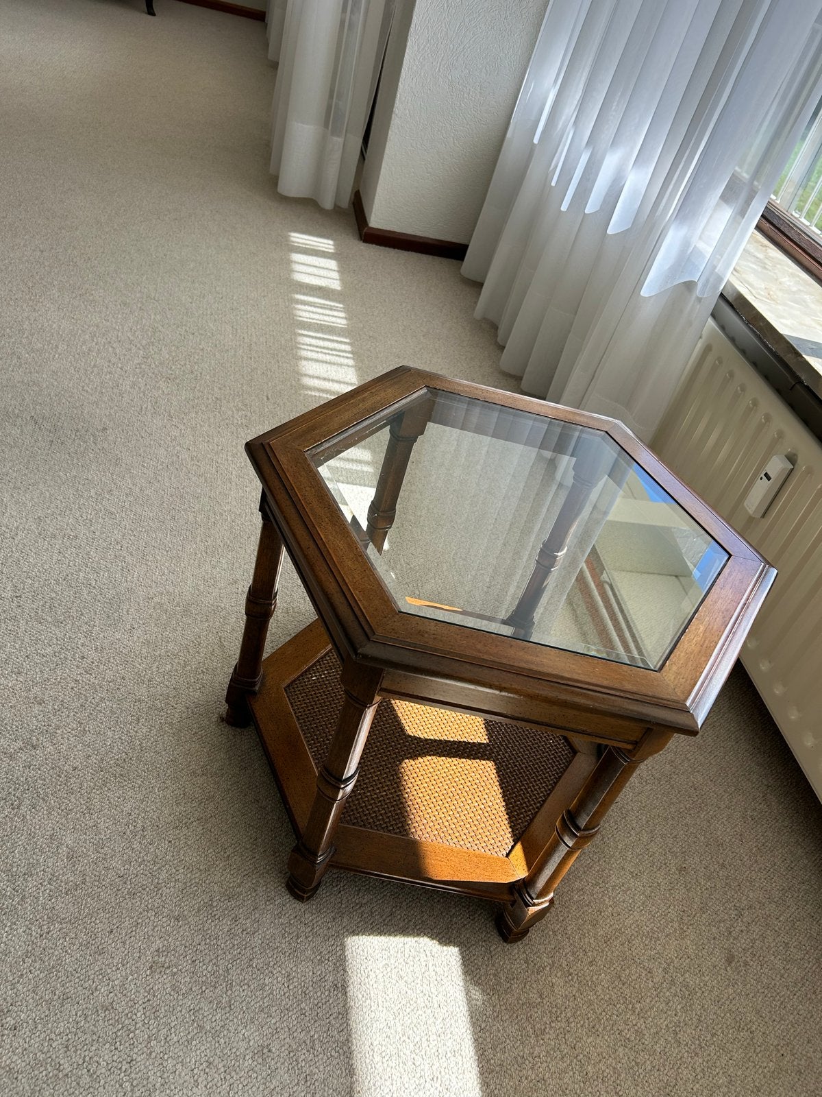Zeskantig bijzettafel met glasplaat en rotan onderblad, 45 tot 60 cm, Minder dan 55 cm, Gebruikt, Ophalen of Verzenden