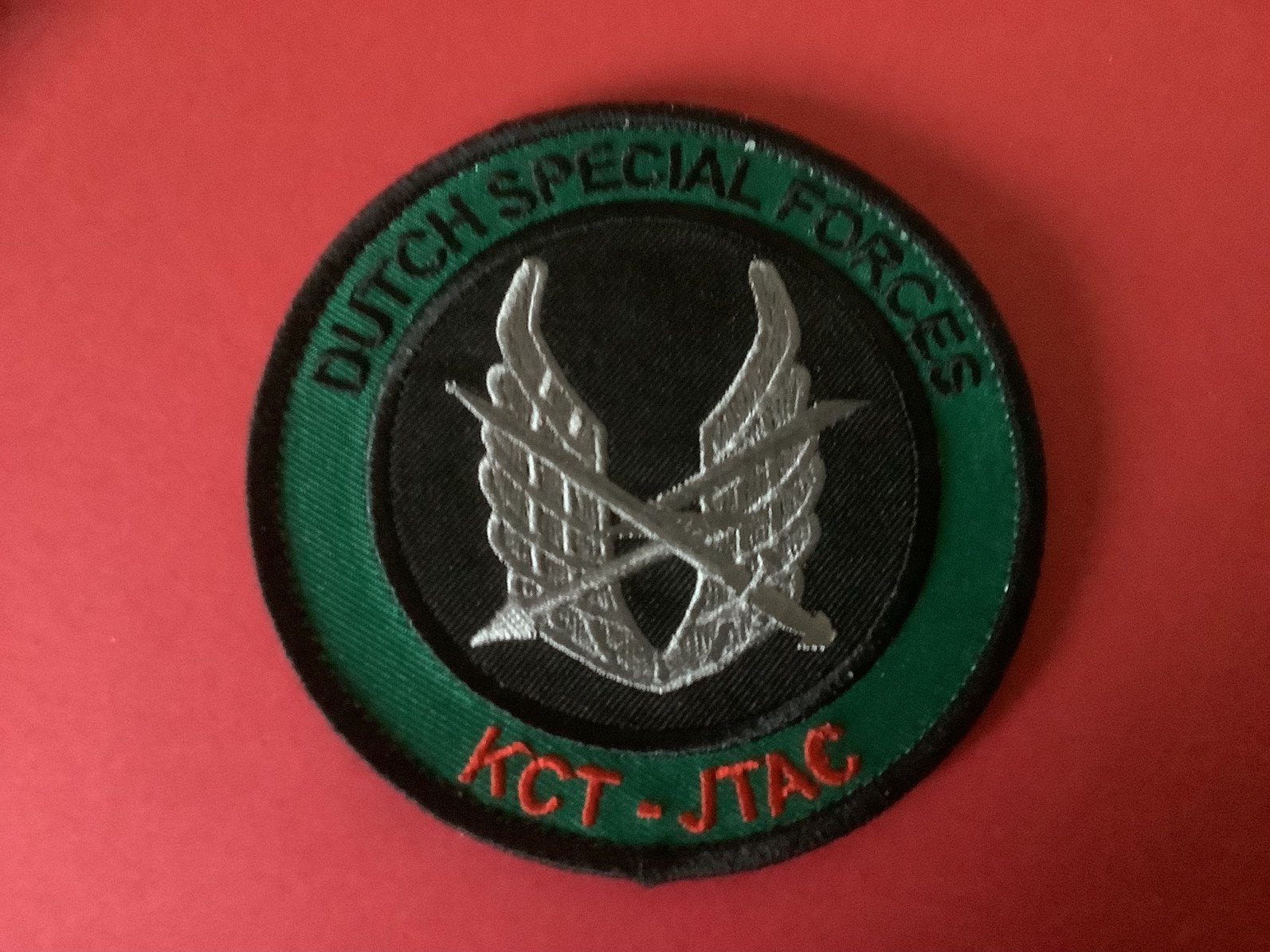 Badge van de KTC met velcro, Ophalen of Verzenden, Landmacht, Nederland, Embleem of Badge