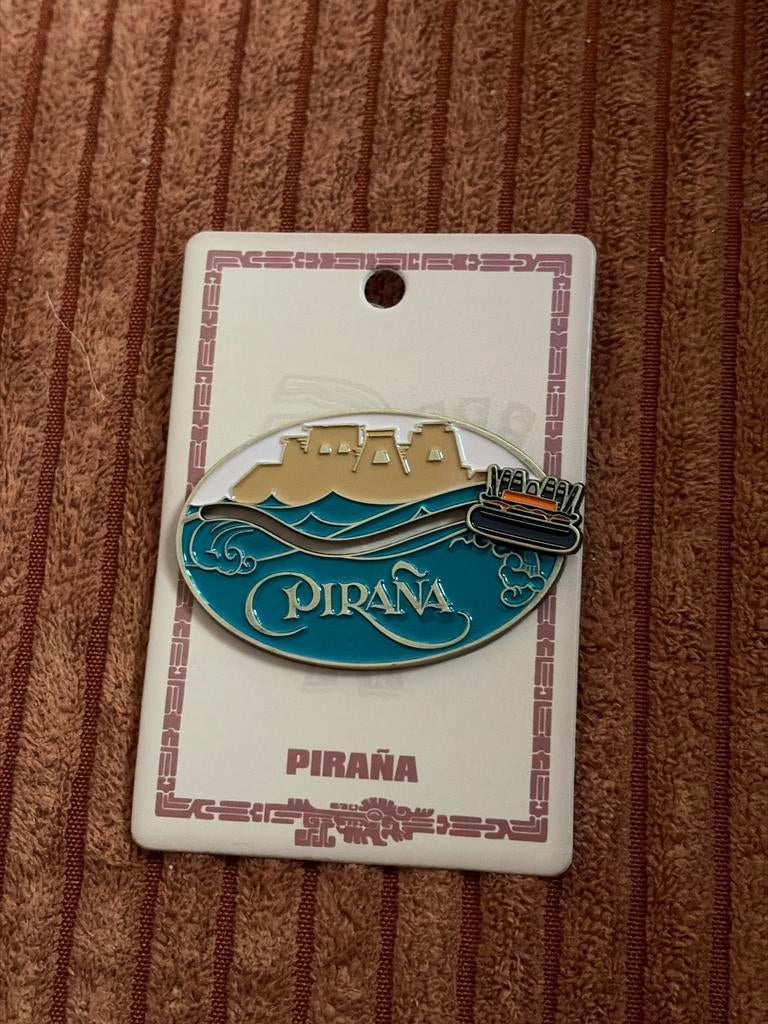 Efteling Piraña Pin - Nieuw in verpakking, Ophalen of Verzenden, Nieuw, Overige onderwerpen, Speldje of Pin