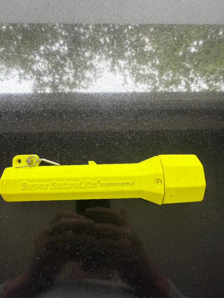 Zaklamp Super sabrelite submersible, Caravans en Kamperen, Zaklampen, Ophalen of Verzenden, Gebruikt, Batterij