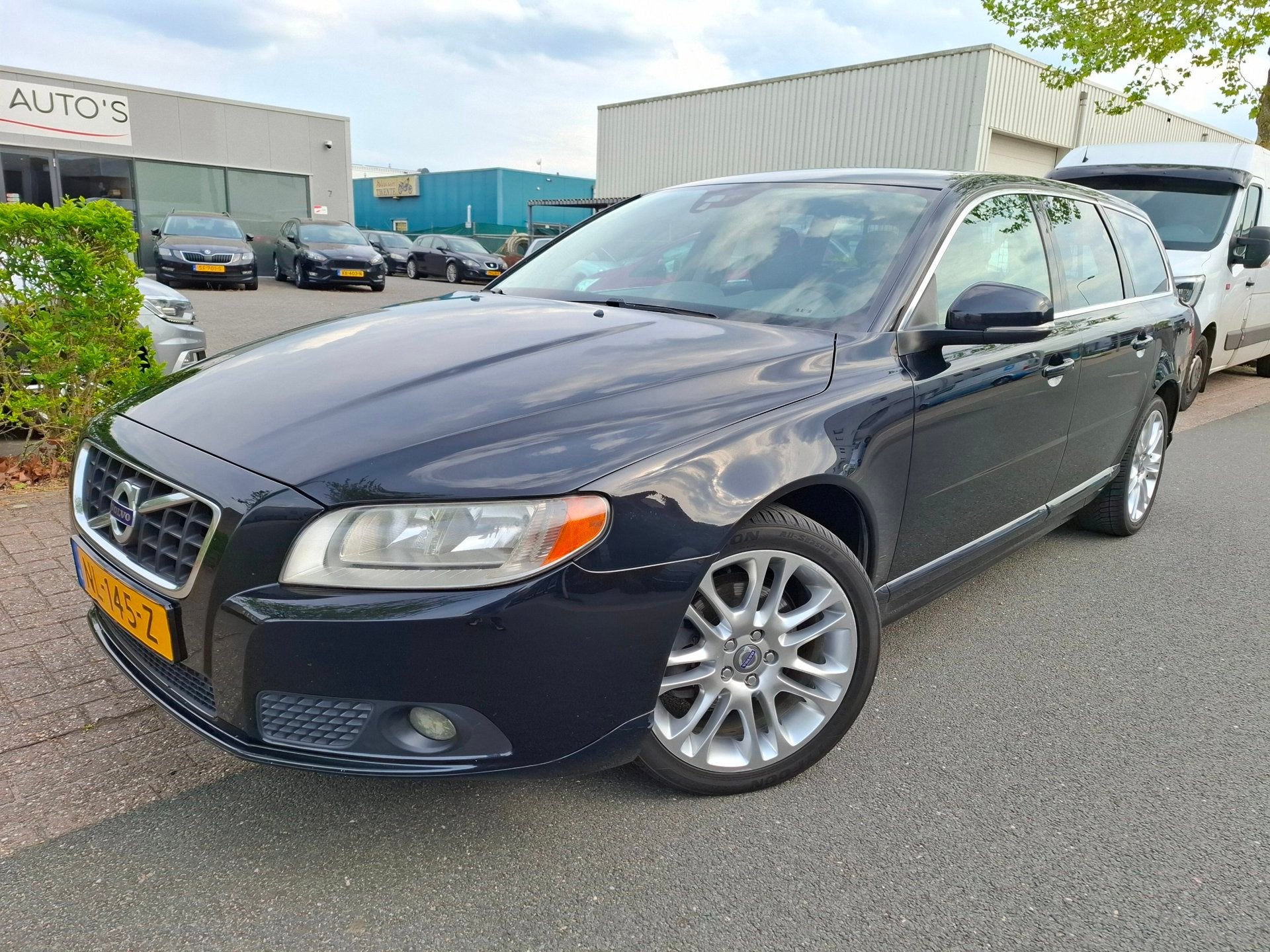 Volvo V70 2.0 T5 Momentum AUTOMAAT/CLIMA/CRUISE/LEDER!, Euro 5, Zwart, 4 cilinders, Zwart