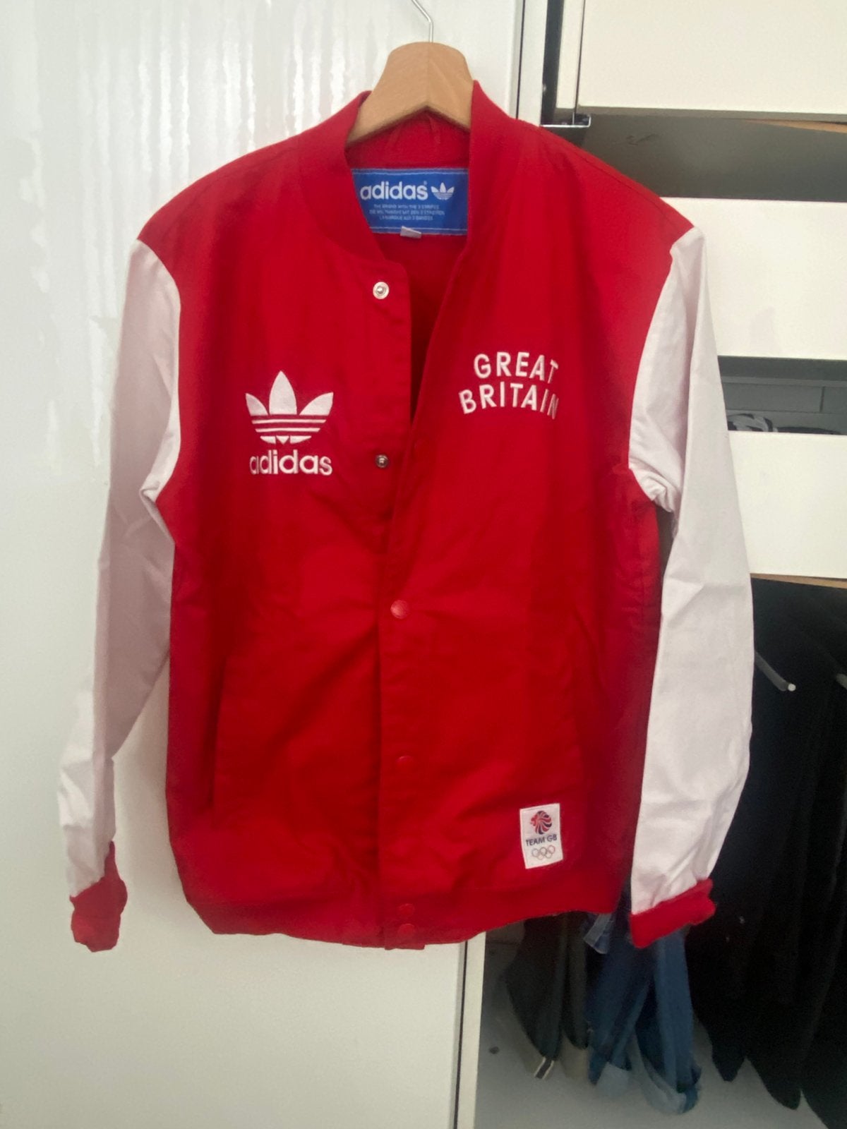 Adidas Team GB Olympische Spelen Bomberjack - Rood/Wit, Ophalen of Verzenden, Zo goed als nieuw, Maat 48/50 (M), Rood