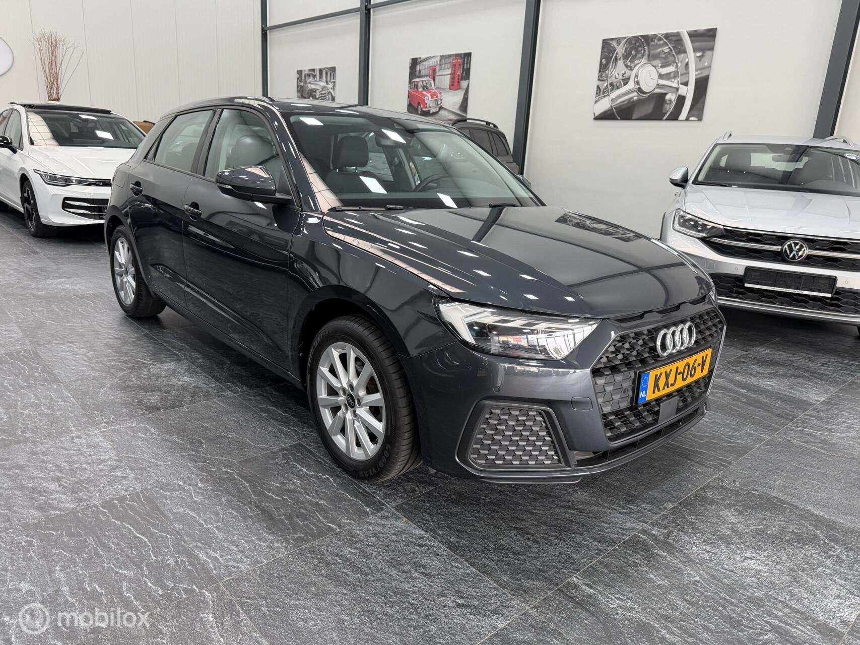 Audi A1 1.5 TFSI 150pk AUTOMAAT AMBIENTE 56DKM! HATCHBACK, Auto's, Automaat, Stof, Zwart, Overige carrosserieën