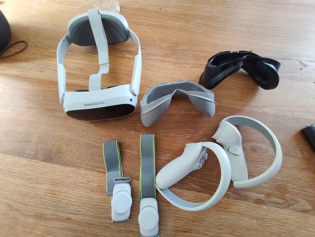 Pico 4 VR  + Motion Trackers & Account (€ 321+ aan extra's!), Spelcomputers en Games, Virtual Reality, Ophalen of Verzenden, Zo goed als nieuw