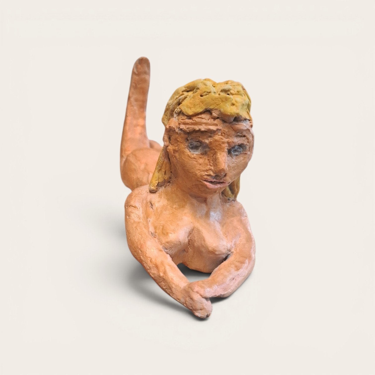 Handgemaakt beeld van liggende vrouw, Minder dan 20 cm, Ophalen of Verzenden, Handgemaakt, Steen of Keramiek