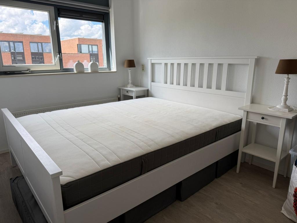 Bed 160x200cm, wit, met bijpassende nachtkastjes, Ophalen, Wit, Tweepersoons, Zo goed als nieuw