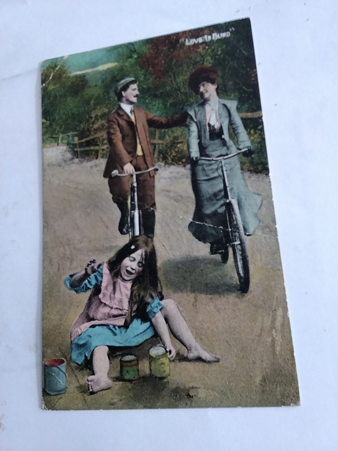 Antieke Ansichtkaart: 'Love is Blind' - Fietsers en Kind, Ophalen of Verzenden, Voor 1920, Gelopen, Kinderen