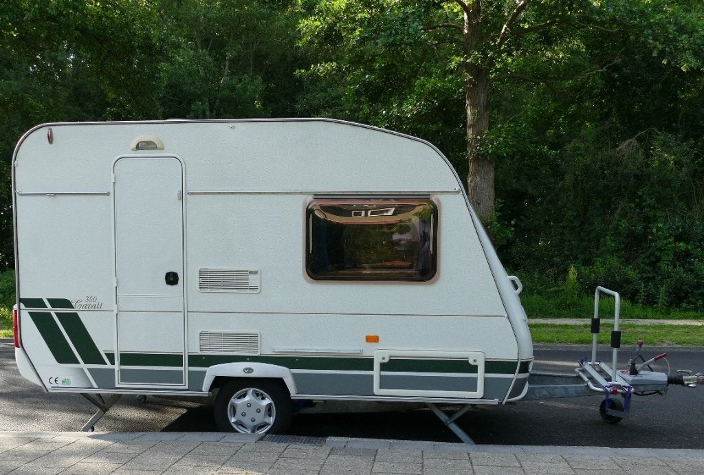 Chateau Caratt 350 (2003) met voortent en uitrusting, Dwarsbed, Tot en met 2, Schokbreker, Particulier