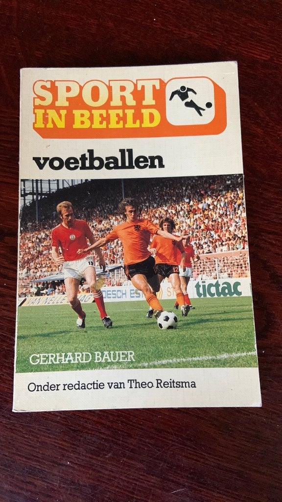Sport in beeld voetballen - Gerhard Bauer, Ophalen of Verzenden, Balsport
