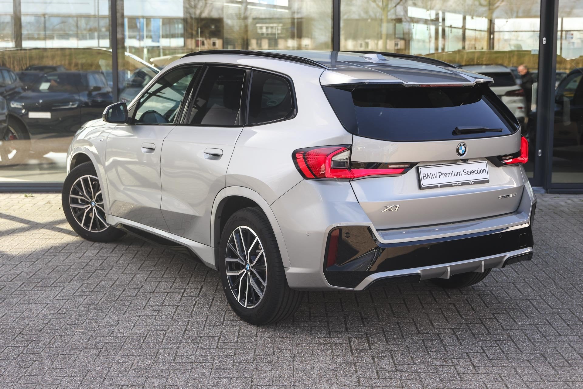 BMW X1 sDrive20i High Executive M Sport Automaat / Trekhaak, Auto's, BMW, 1525 kg, Gebruikt, Zwart, Met garantie (alle)