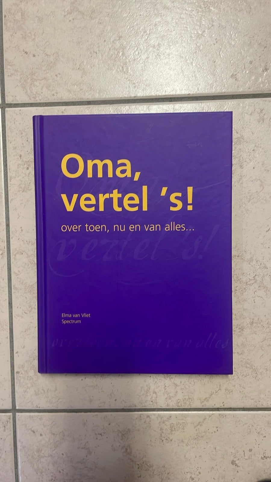 Oma, vertel 's! - Een invulboek voor je grootmoeder, Ophalen of Verzenden, Zo goed als nieuw, Overige