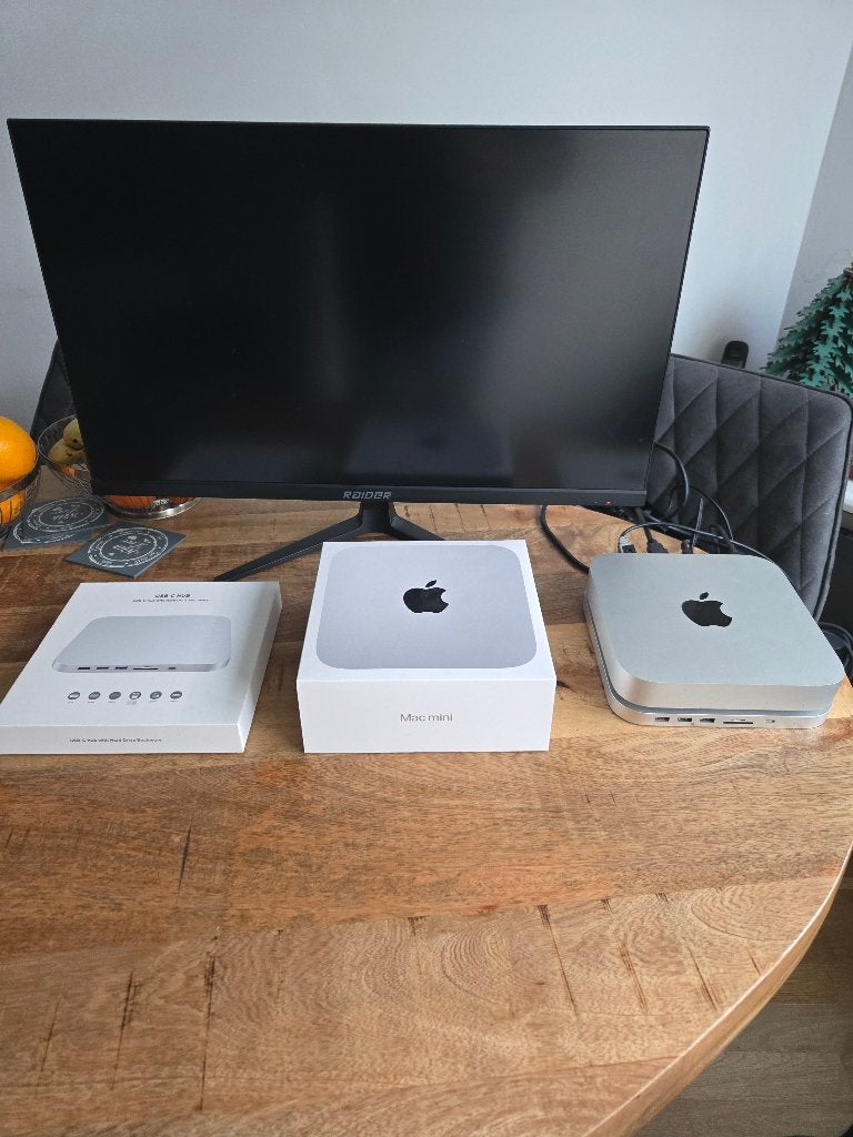 mac mini m2  plus dock incl 1tb ssd   raider 27 inch lees !, Computers en Software, Ophalen of Verzenden, Zo goed als nieuw, Mac Mini
