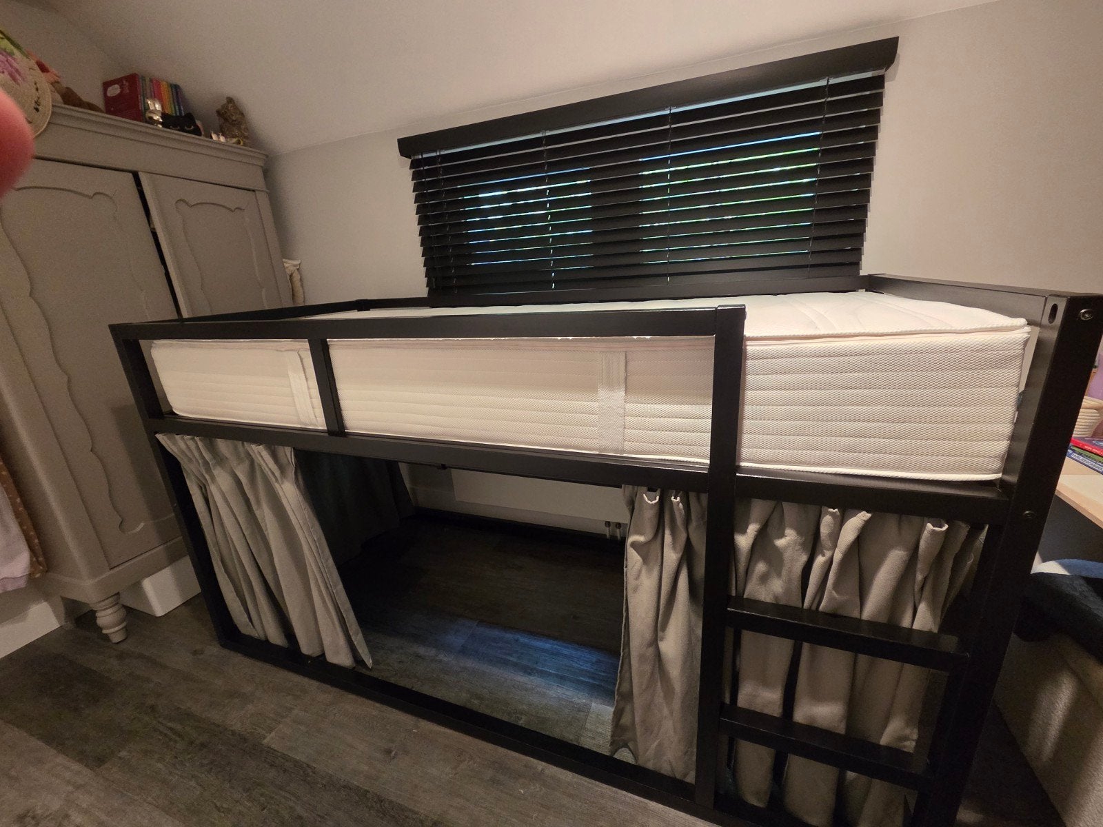 Zwarte Ikea Kura  hoogslaper met gordijnen voor hut, Ophalen, Gebruikt, Eenpersoons, 160 tot 180 cm
