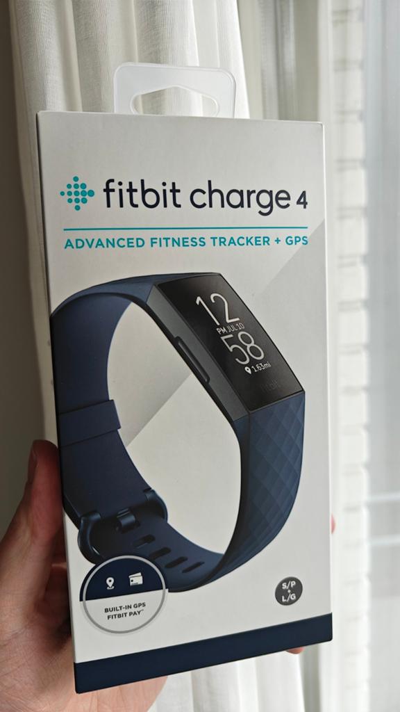 Fitbit Charge 4 + oplader + extra bandjes (gebruikte staat), Gebruikt, Verzenden, Zwart, Fitbit