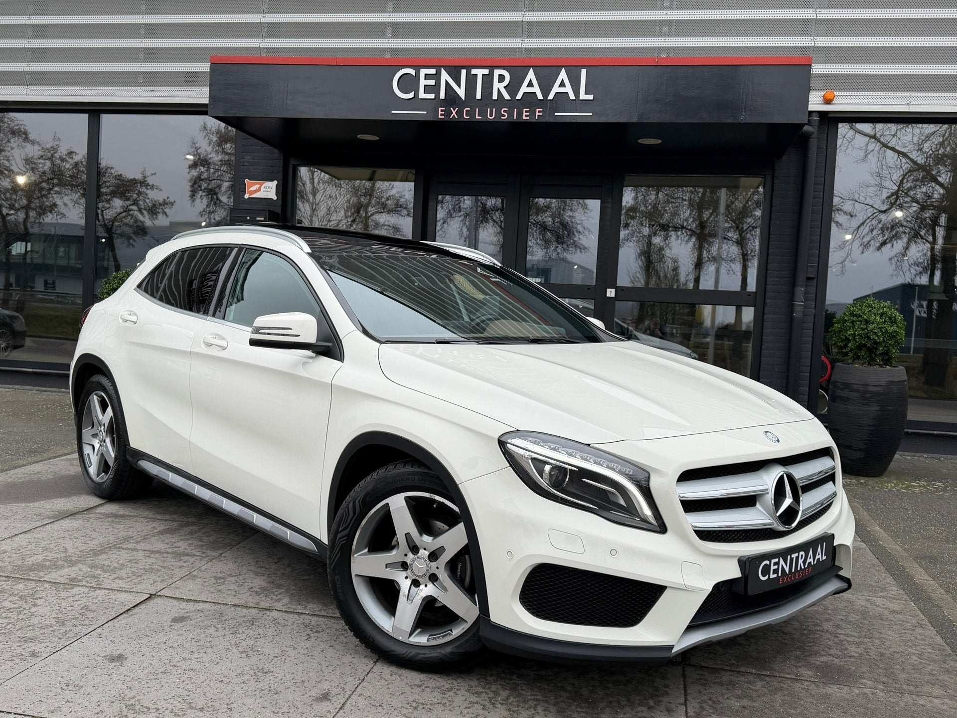Mercedes-Benz GLA-klasse 200 Prestige AMG Leder|Pano|Xenon|C, Auto's, Gebruikt, Euro 6, 715 kg, Wit