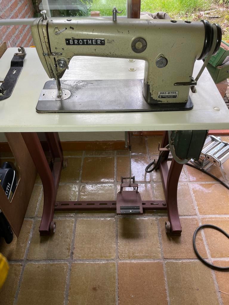 Goedwerkende Brother Industriële Naaimachine DB2-B755, Hobby en Vrije tijd, Naaimachines en Toebehoren, Ophalen