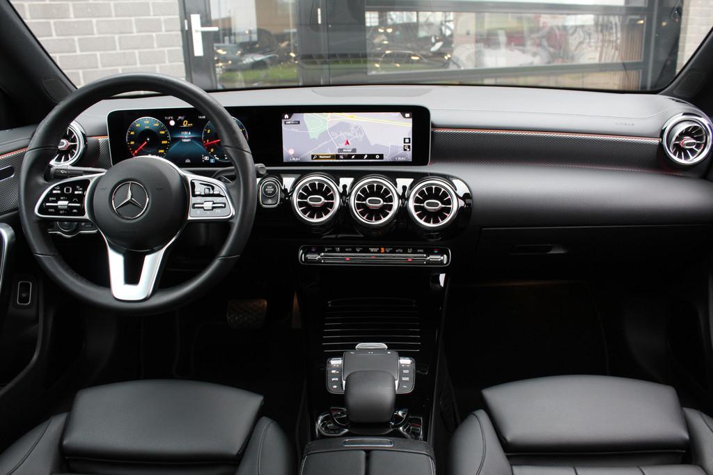 Mercedes-Benz CLA-Klasse 200 Business Solution Luxury / Pano, Auto's, Mercedes-Benz, CLA, Gebruikt, 4 cilinders, Met garantie (alle)